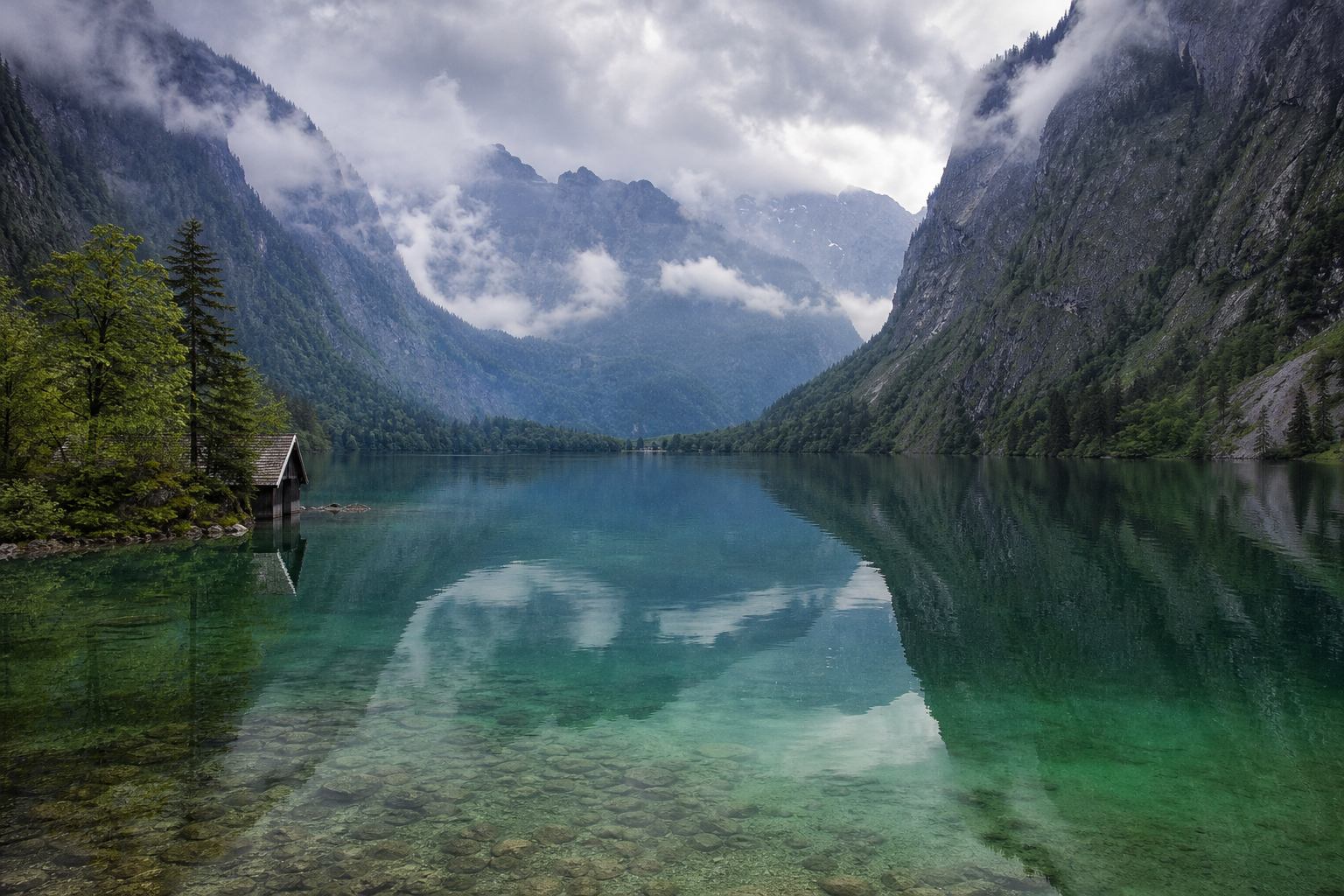 Klarer Alpensee mit Bergkulisse – Seen und Flüsse